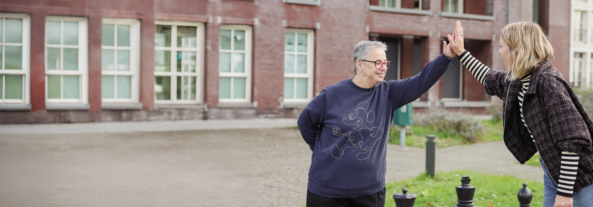 Cliënt Sonja high five buiten Mijzo 2025